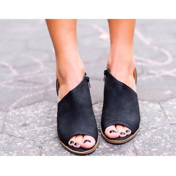 Couture Gypsy Shoes - 🌸 Black Cutout Peep Toe Bootie Sz 6-10 🌸